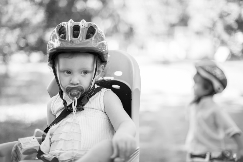 Fotografía de niña en bicicleta con su hermano