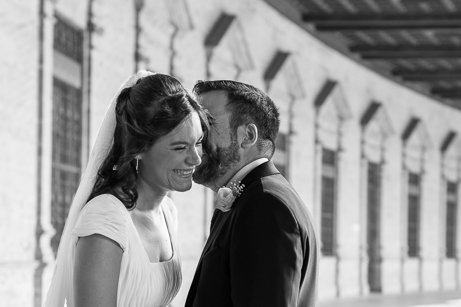 Novios de estilo elegante en sesión de fotos con fotógrafa de bodas de Ceuta