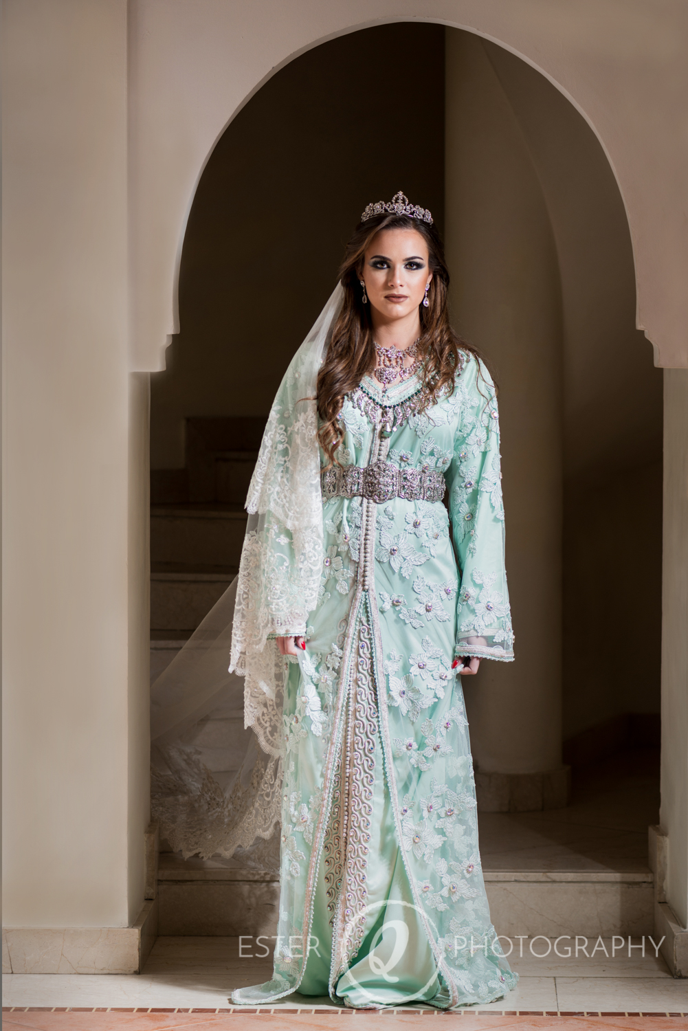 Maquillaje y caftan de novia musulmana estilo marroquí en Marina Smir